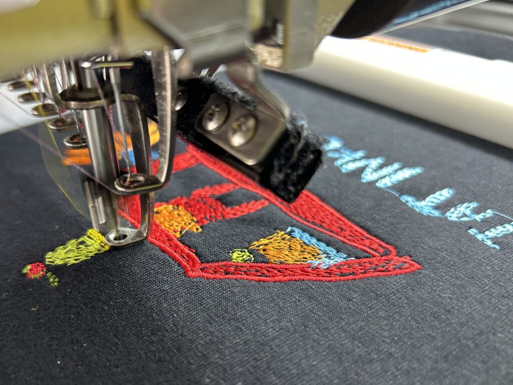 Detail strojovej výšivky vytvorenej z detskej kresby